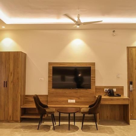 Hotel Ss Grand Kanpur Exteriör bild