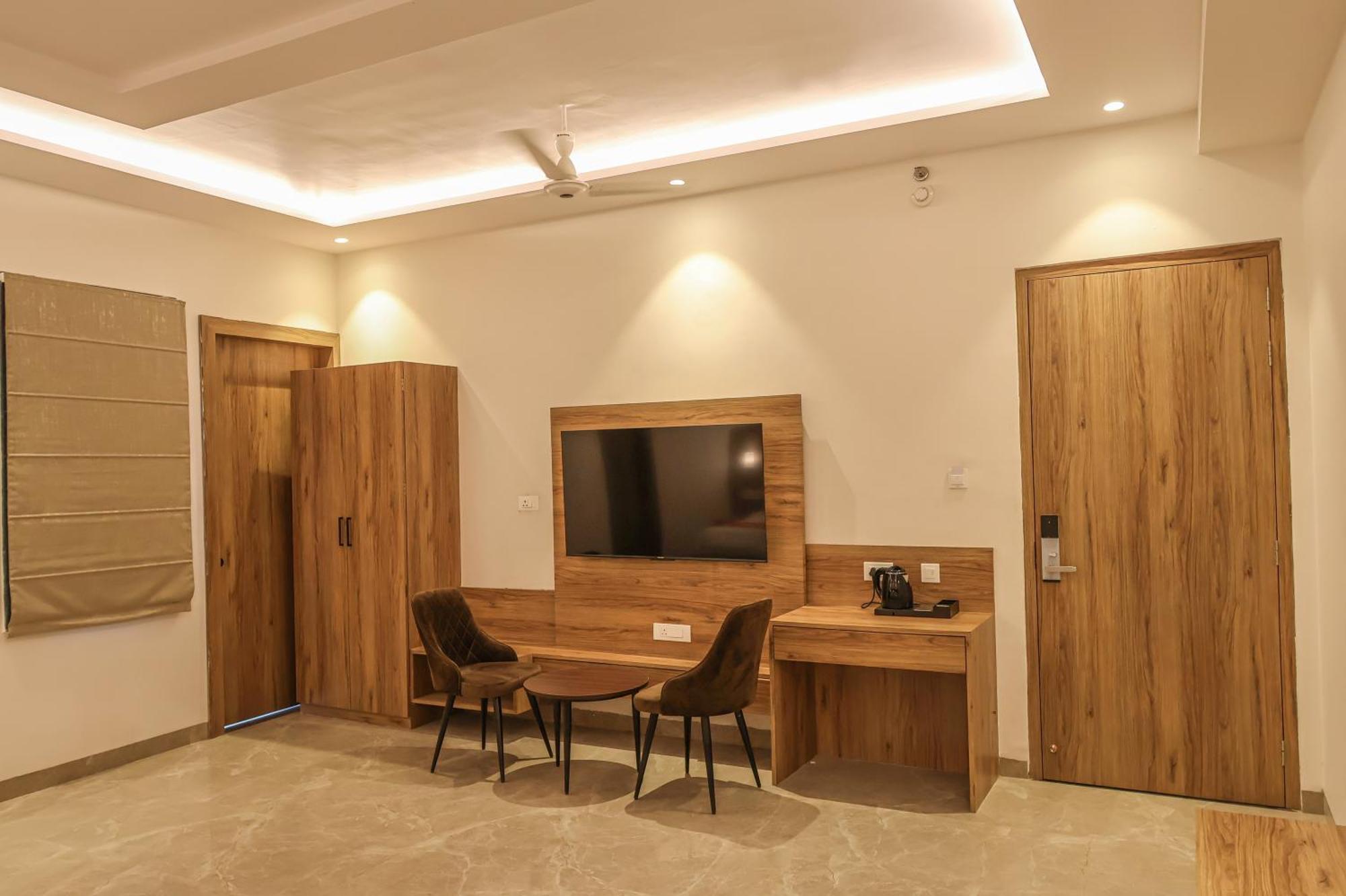 Hotel Ss Grand Kanpur Exteriör bild