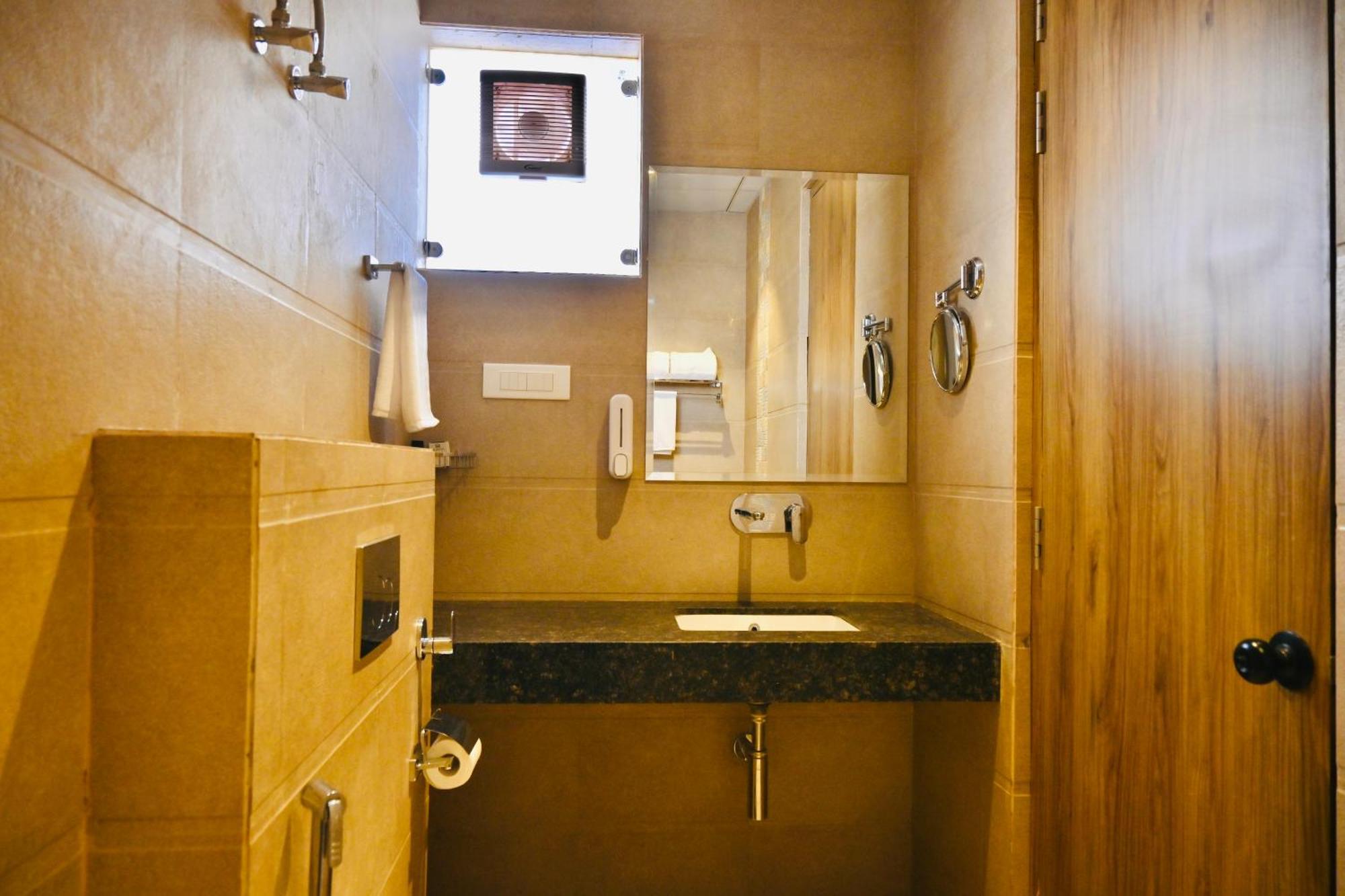 Hotel Ss Grand Kanpur Exteriör bild