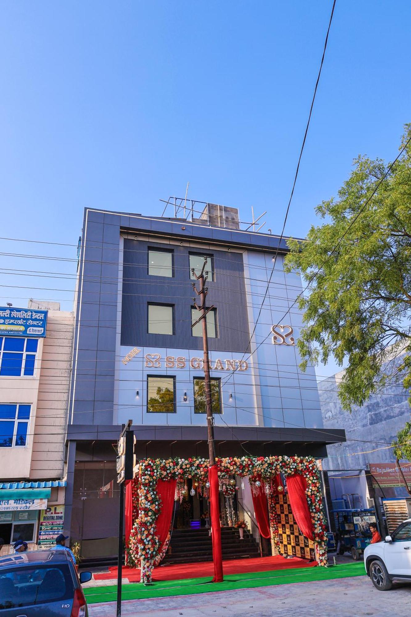 Hotel Ss Grand Kanpur Exteriör bild