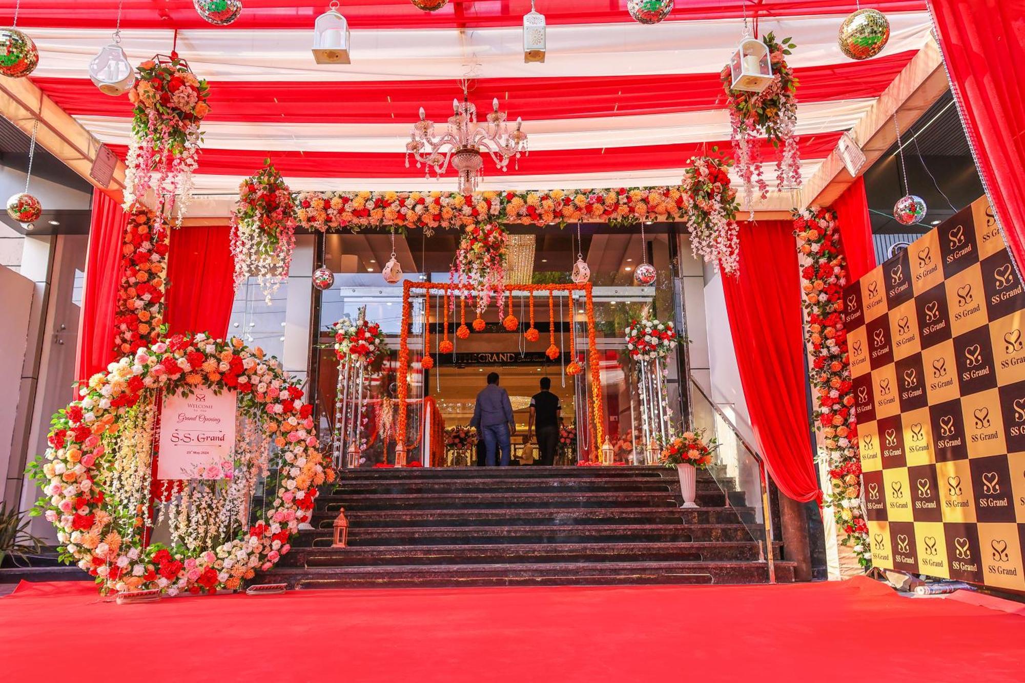 Hotel Ss Grand Kanpur Exteriör bild